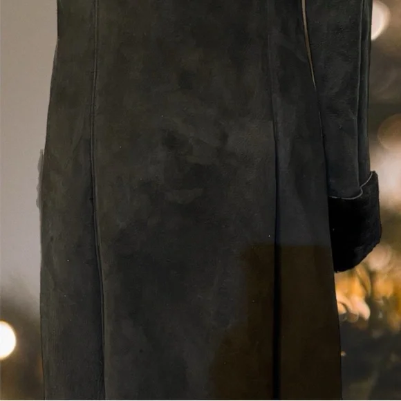 Elegant Black Fur-Trimmed Coat - Picture 6 of 12